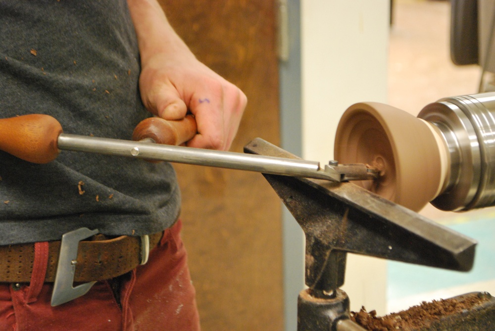 The second handle keeps the tool more steady while working.